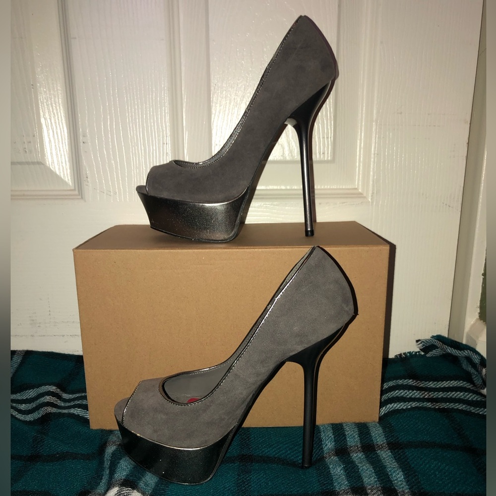 Size 6 gray velvet peek a boo toed heels